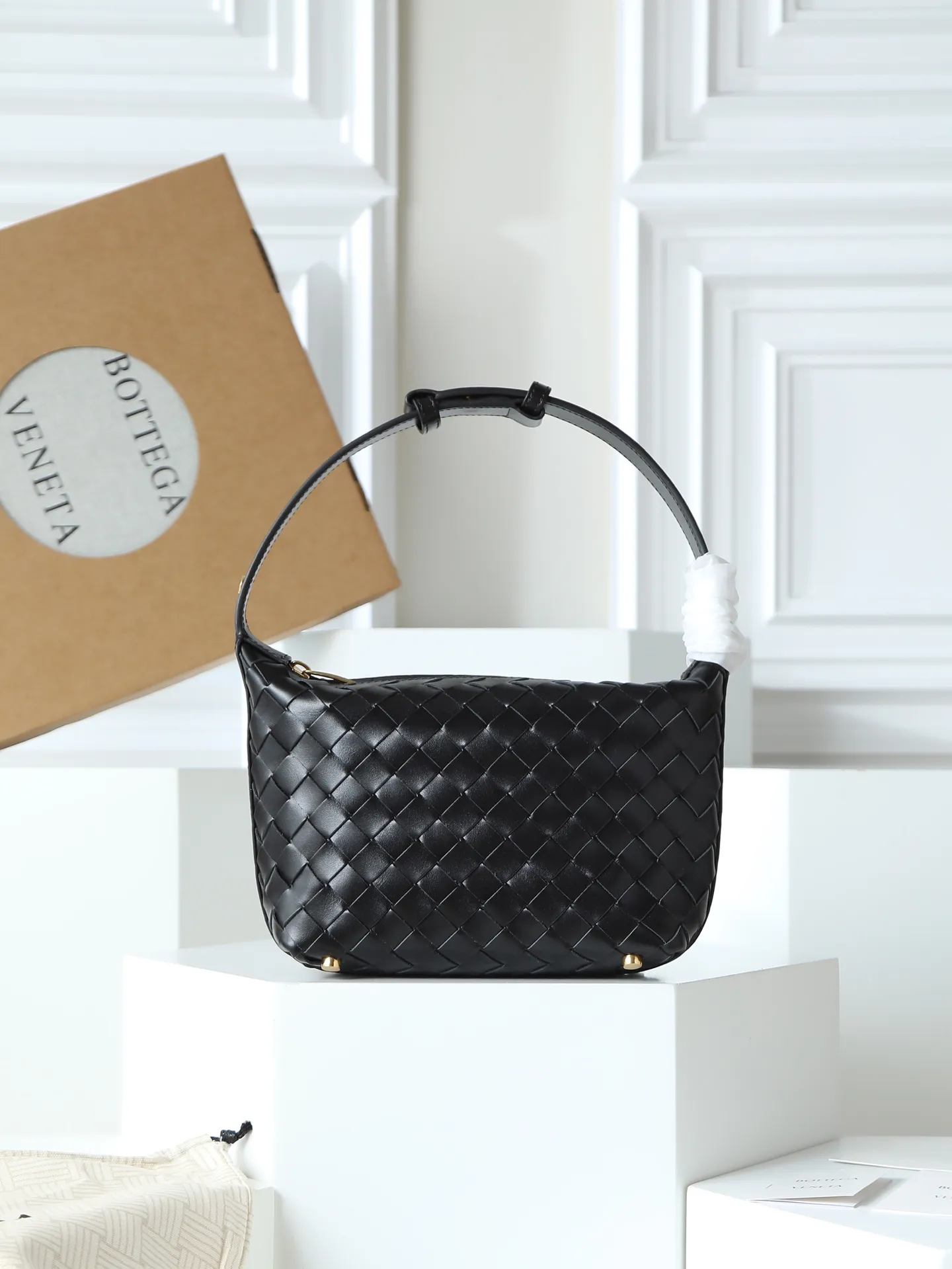 Batch 1620. A lunch bag that is predicted to be popular again this year. The entire bag is made of top-grade naa lambskin. It is very soft and lightweight. It also uses the intrecciato weaving process that the two founders spent several months developing from the beginning of the brand. It is completely hand-woven by Italian craftsmen. It perfectly reflects the craftsmanship of Bottega. The entire bag shape is also a very practical and popular lunch box bag shape. The slightly curved arc of the bag mouth can also better fit our wrists. Style number: 754443 Size: 22*13*9